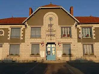 The town hall in Saint-Dizant-du-Gua