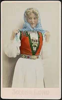 Studioportrett av uidentifisert kvinne i bunad