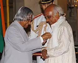 The President, Dr. A.P.J. Abdul Kalam presenting Padma Shri to renowned Marathi Artist Shri Prasad Sawkar, at investiture ceremony in New Delhi on March 29, 2006