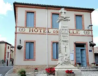 The town hall of Vazerac and the war memorial