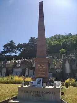 Memorial to the 1966 Feyzin refinery accident in the Pipet cemetery in Vienne (Isère).