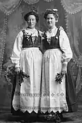 Norwegian immigrants in the U.S. wearing their traditional bunads