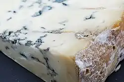 stichelton cheese close-up image showing blue grain