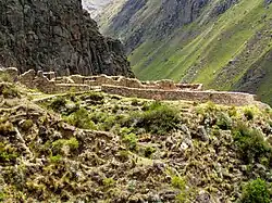 Willkaraqay ruins on hill above Patallacta