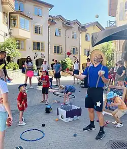 Man juggles six balls for children