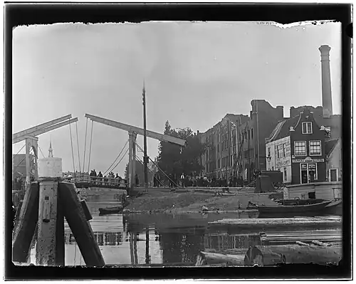 After the fire of the 'Holland' bread factory. In the foreground is bridge no. 317 ('Petemayen bridge') between Zandhoek (left) and Bokkinghang (right). Jacob Olie 1894